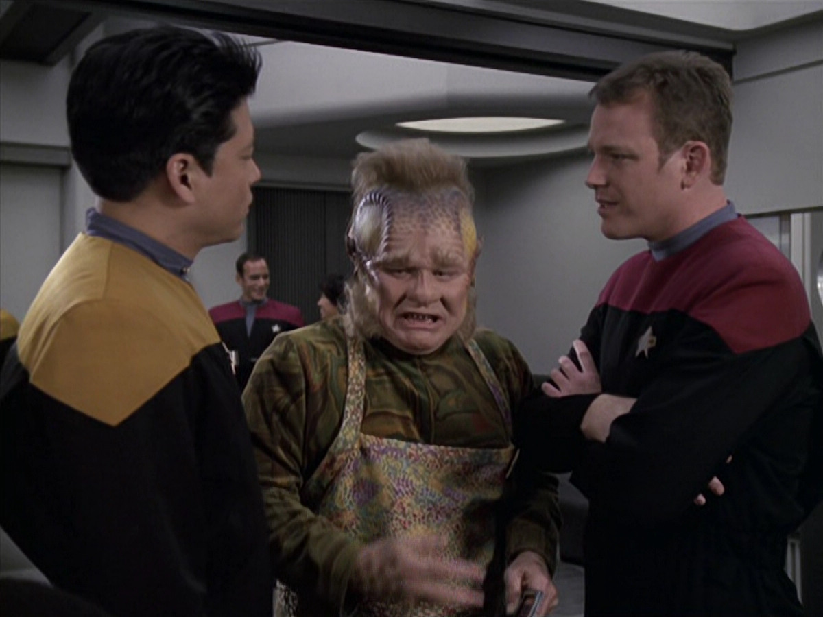 extant_StarTrek_VOY_6x11-FairHaven_01674.jpg