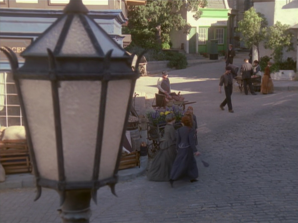 extant_StarTrek_VOY_6x11-FairHaven_01684.jpg