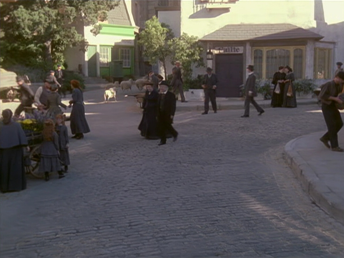 extant_StarTrek_VOY_6x11-FairHaven_01693.jpg