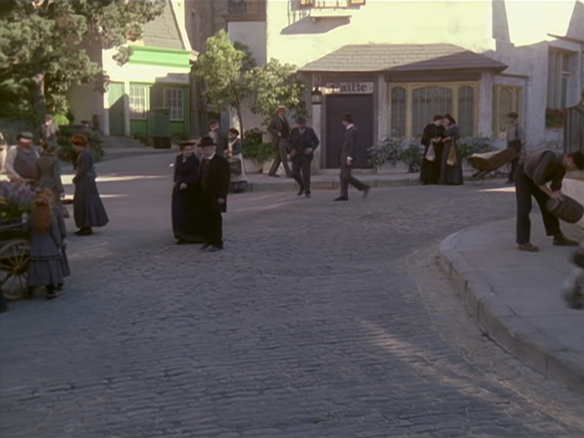 extant_StarTrek_VOY_6x11-FairHaven_01694.jpg