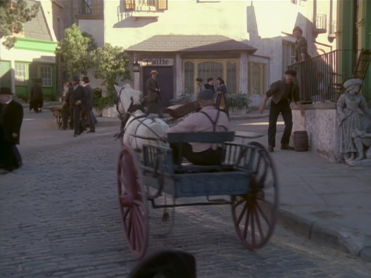 extant_StarTrek_VOY_6x11-FairHaven_01697.jpg