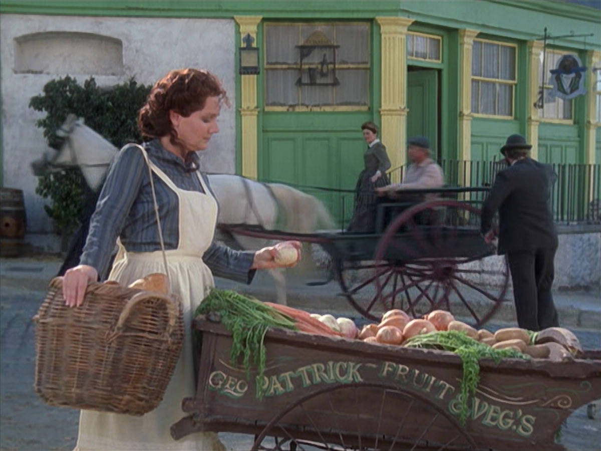 extant_StarTrek_VOY_6x11-FairHaven_01703.jpg