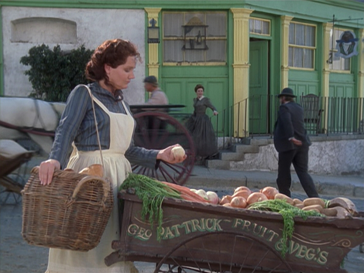 extant_StarTrek_VOY_6x11-FairHaven_01704.jpg