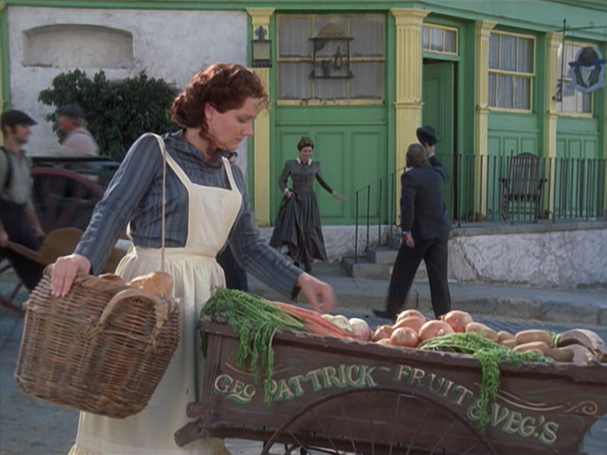 extant_StarTrek_VOY_6x11-FairHaven_01705.jpg