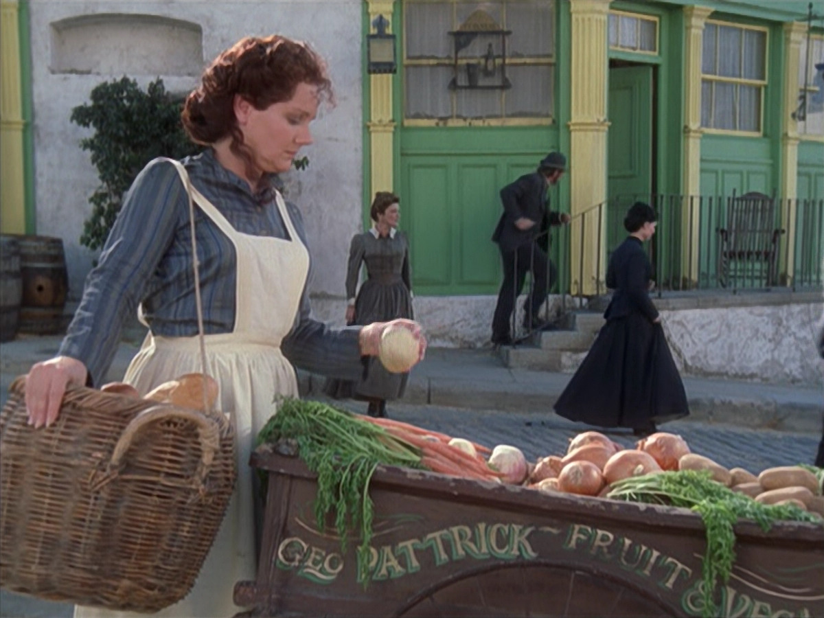 extant_StarTrek_VOY_6x11-FairHaven_01709.jpg