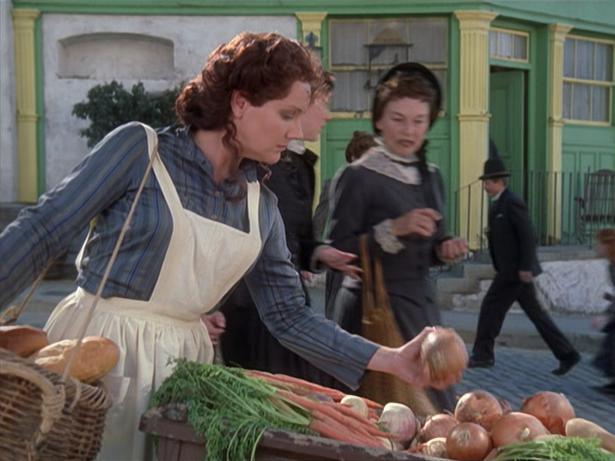 extant_StarTrek_VOY_6x11-FairHaven_01713.jpg
