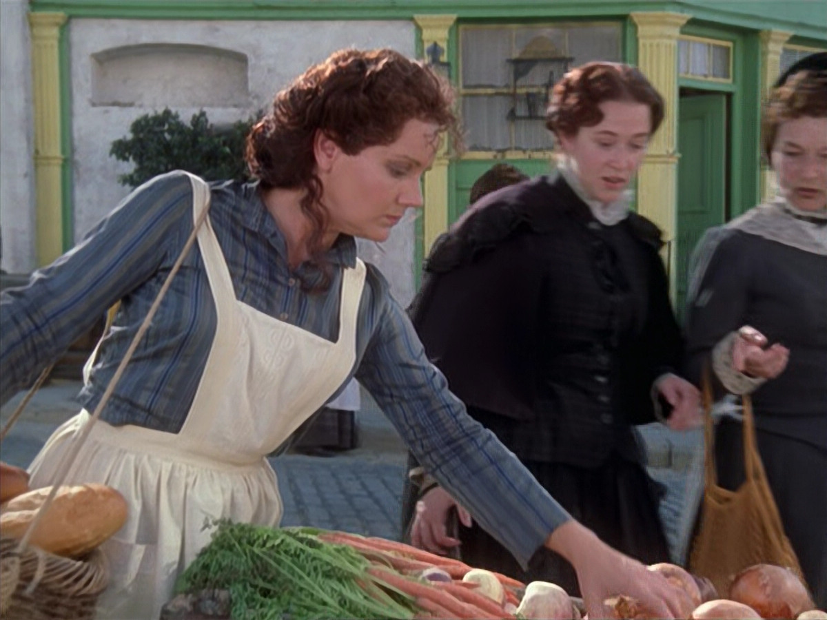 extant_StarTrek_VOY_6x11-FairHaven_01714.jpg