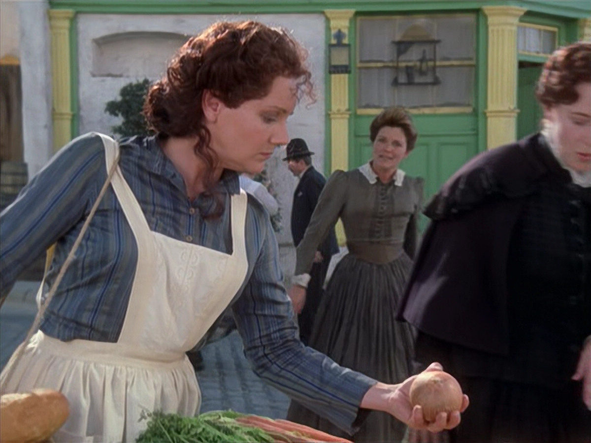 extant_StarTrek_VOY_6x11-FairHaven_01715.jpg