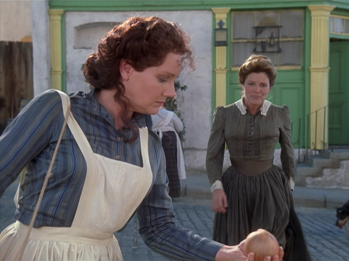 extant_StarTrek_VOY_6x11-FairHaven_01716.jpg