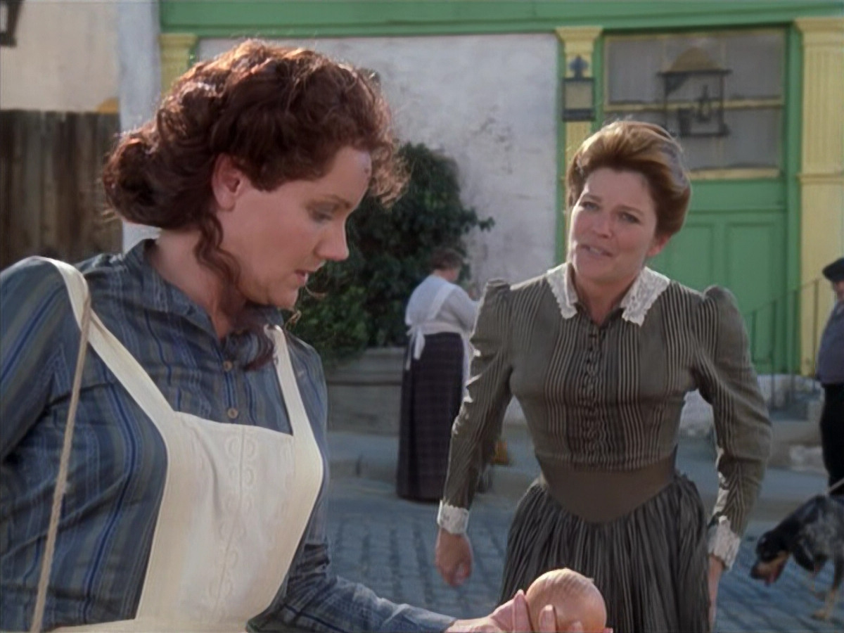 extant_StarTrek_VOY_6x11-FairHaven_01717.jpg