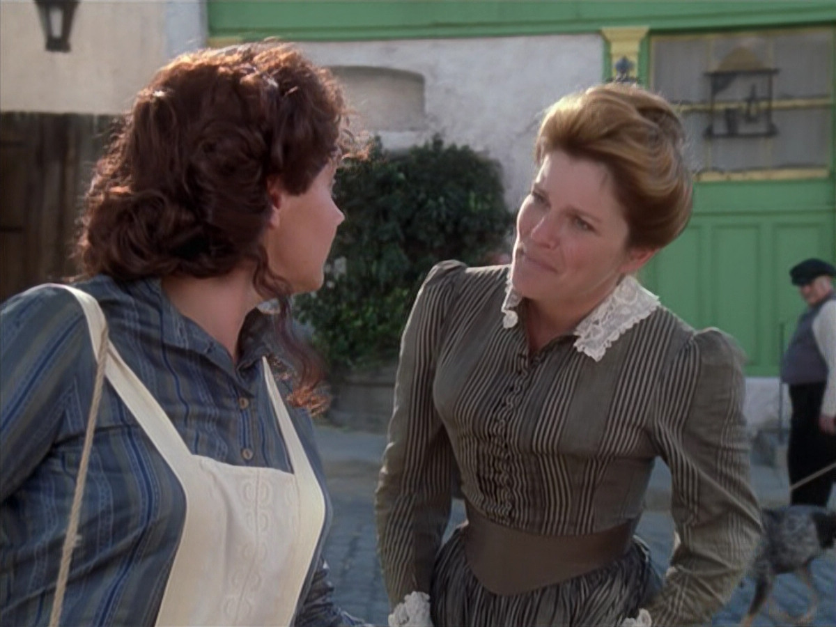 extant_StarTrek_VOY_6x11-FairHaven_01718.jpg