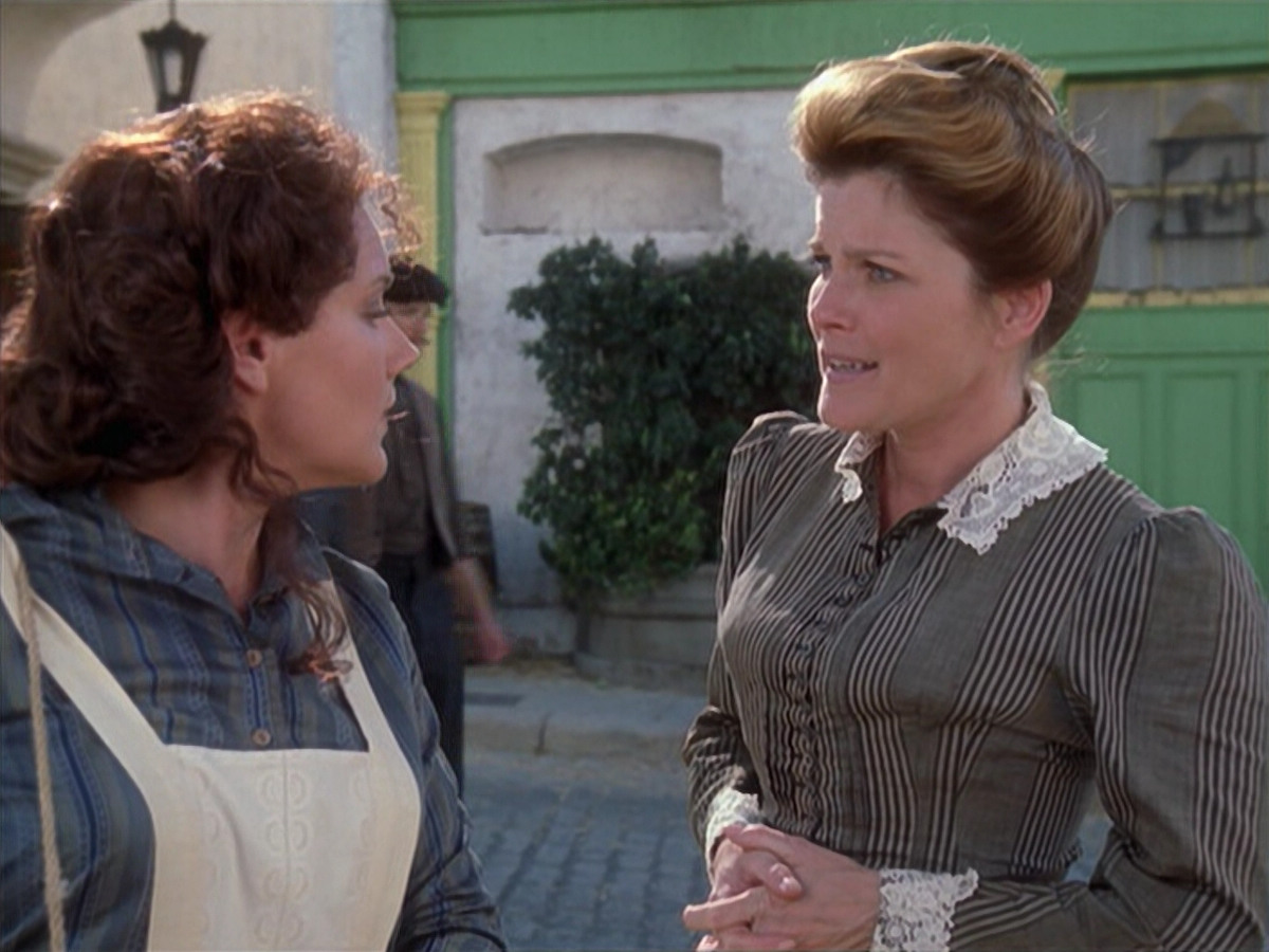 extant_StarTrek_VOY_6x11-FairHaven_01725.jpg