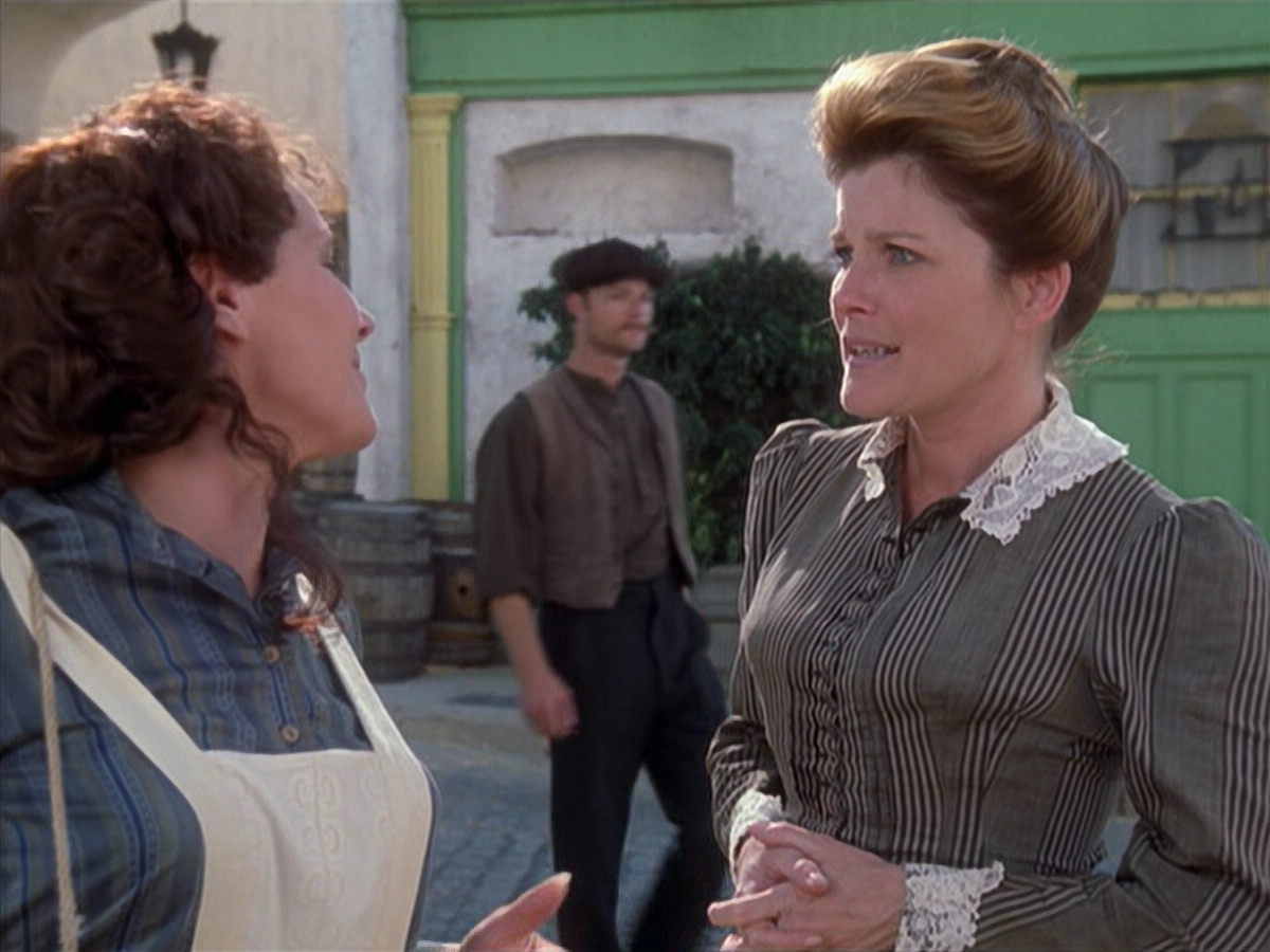 extant_StarTrek_VOY_6x11-FairHaven_01726.jpg