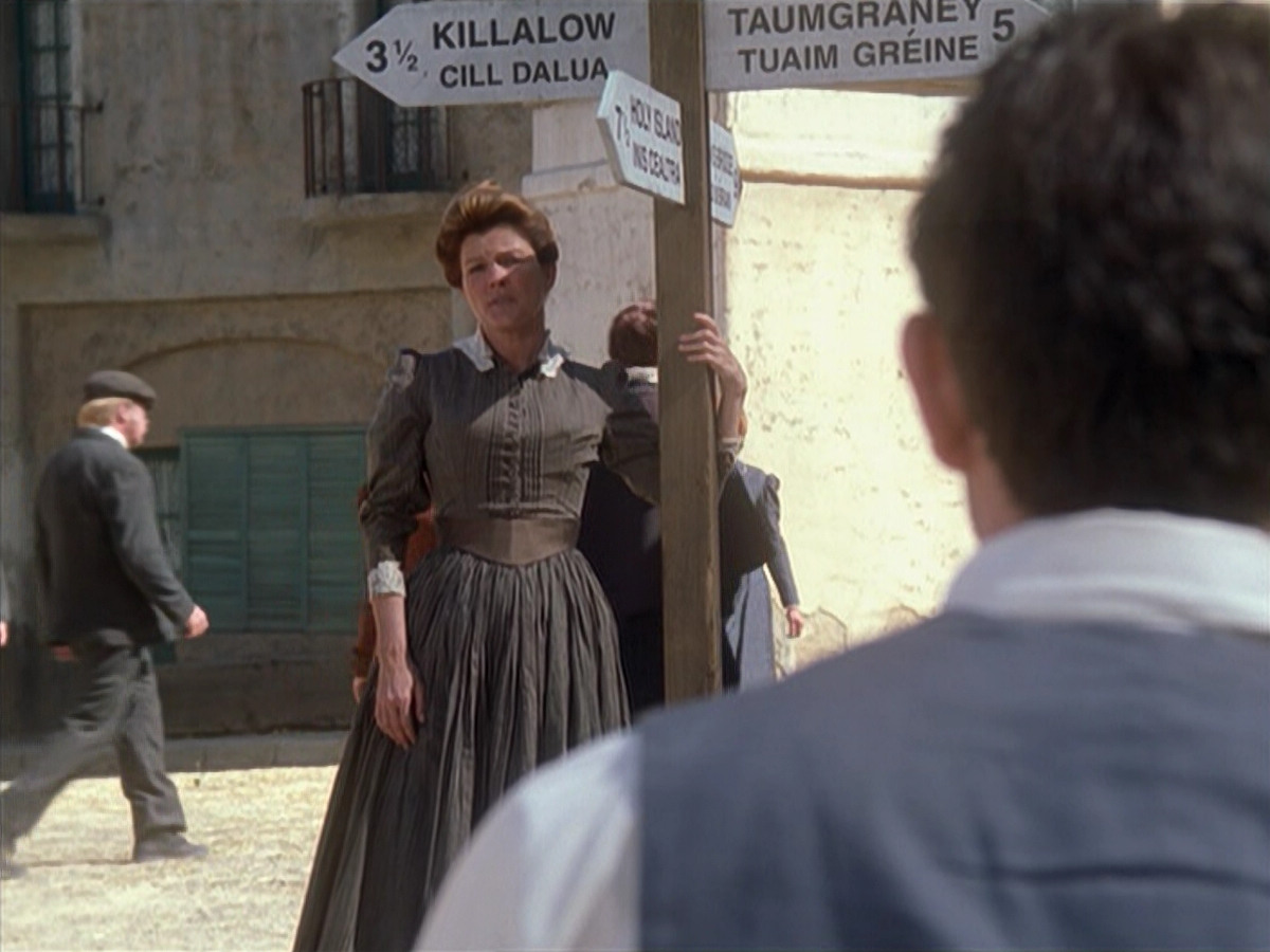 extant_StarTrek_VOY_6x11-FairHaven_01751.jpg