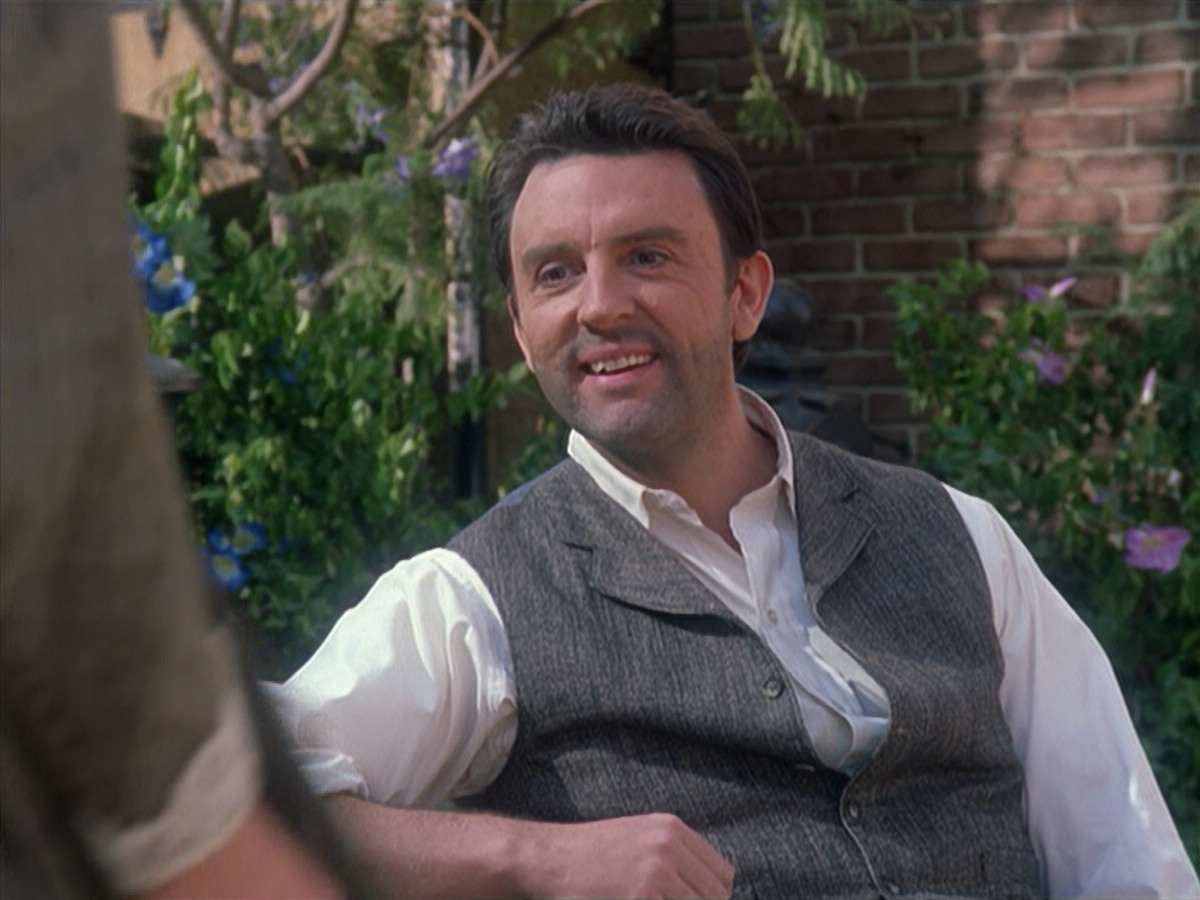 extant_StarTrek_VOY_6x11-FairHaven_01767.jpg