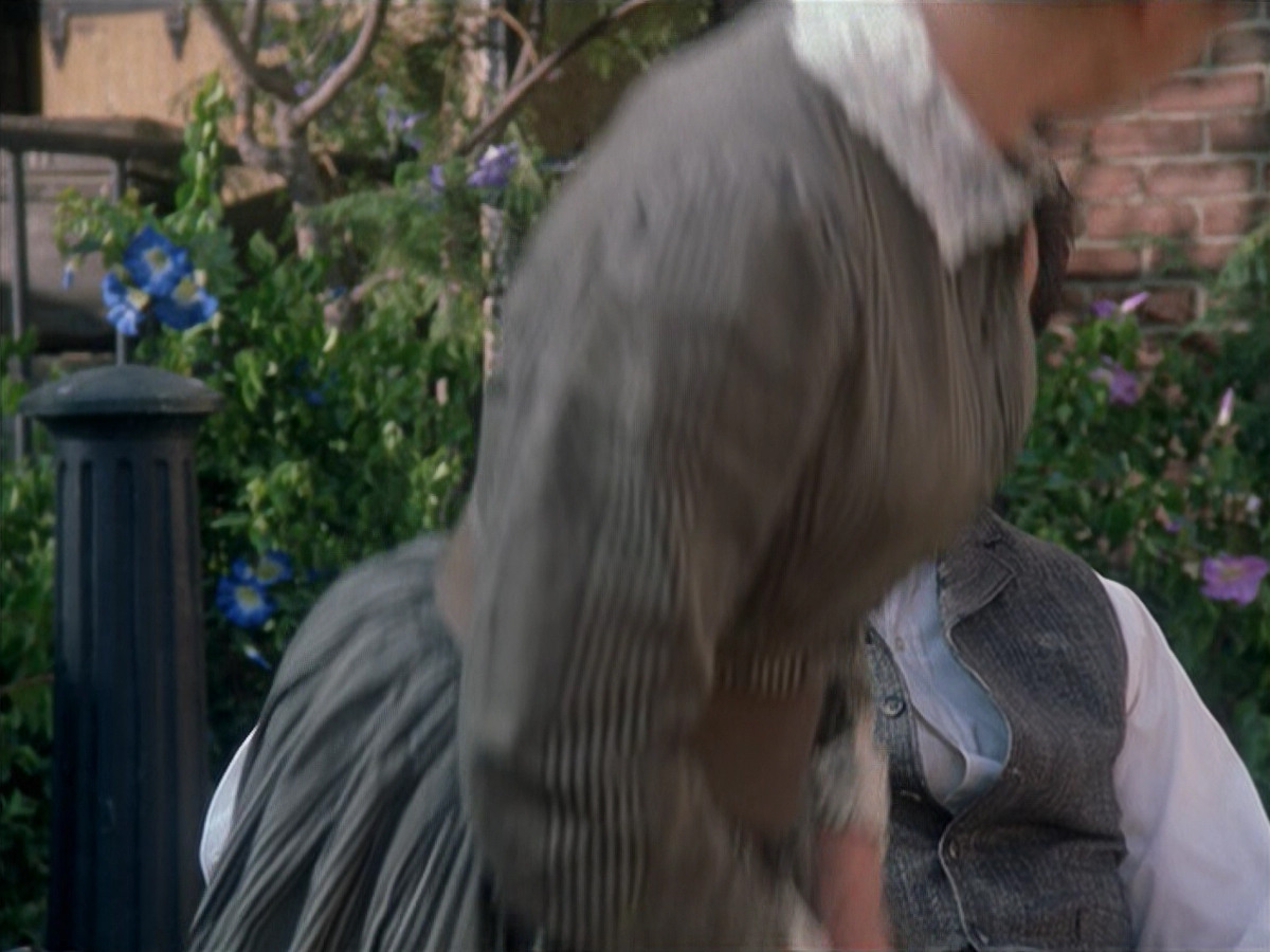 extant_StarTrek_VOY_6x11-FairHaven_01769.jpg
