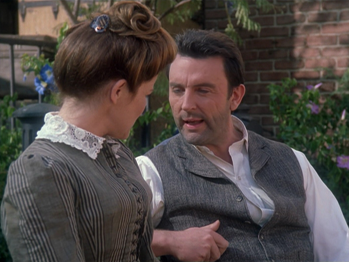 extant_StarTrek_VOY_6x11-FairHaven_01774.jpg