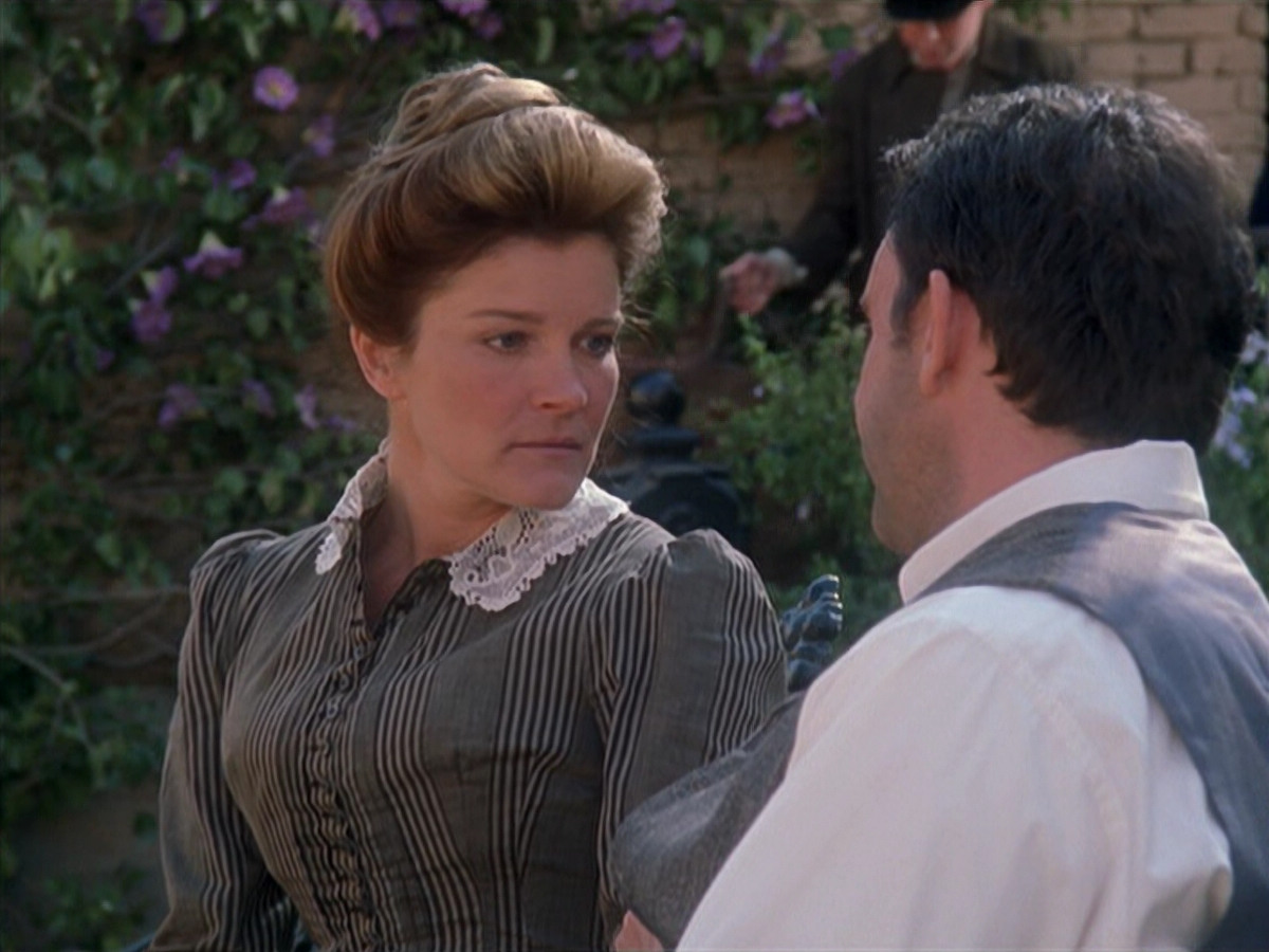 extant_StarTrek_VOY_6x11-FairHaven_01775.jpg