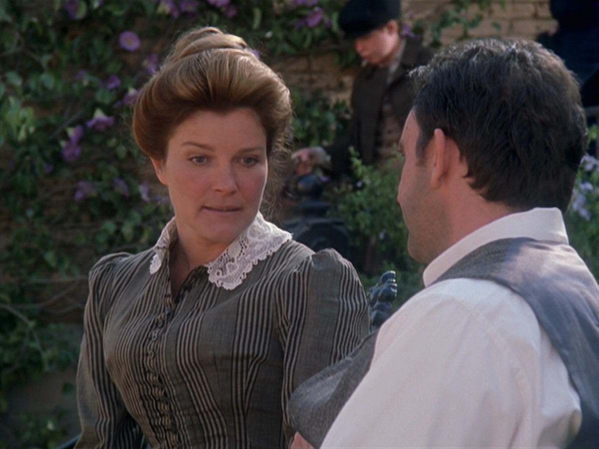 extant_StarTrek_VOY_6x11-FairHaven_01776.jpg