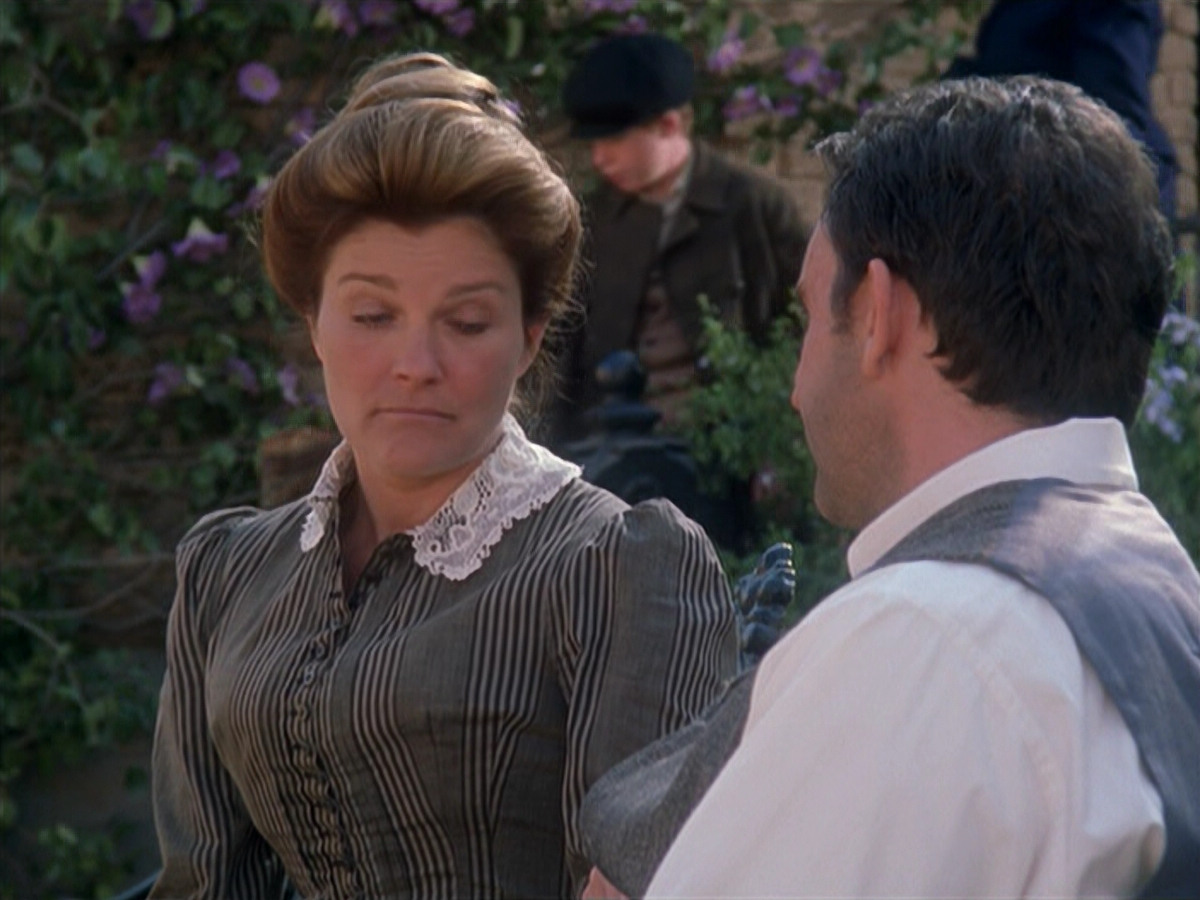 extant_StarTrek_VOY_6x11-FairHaven_01777.jpg
