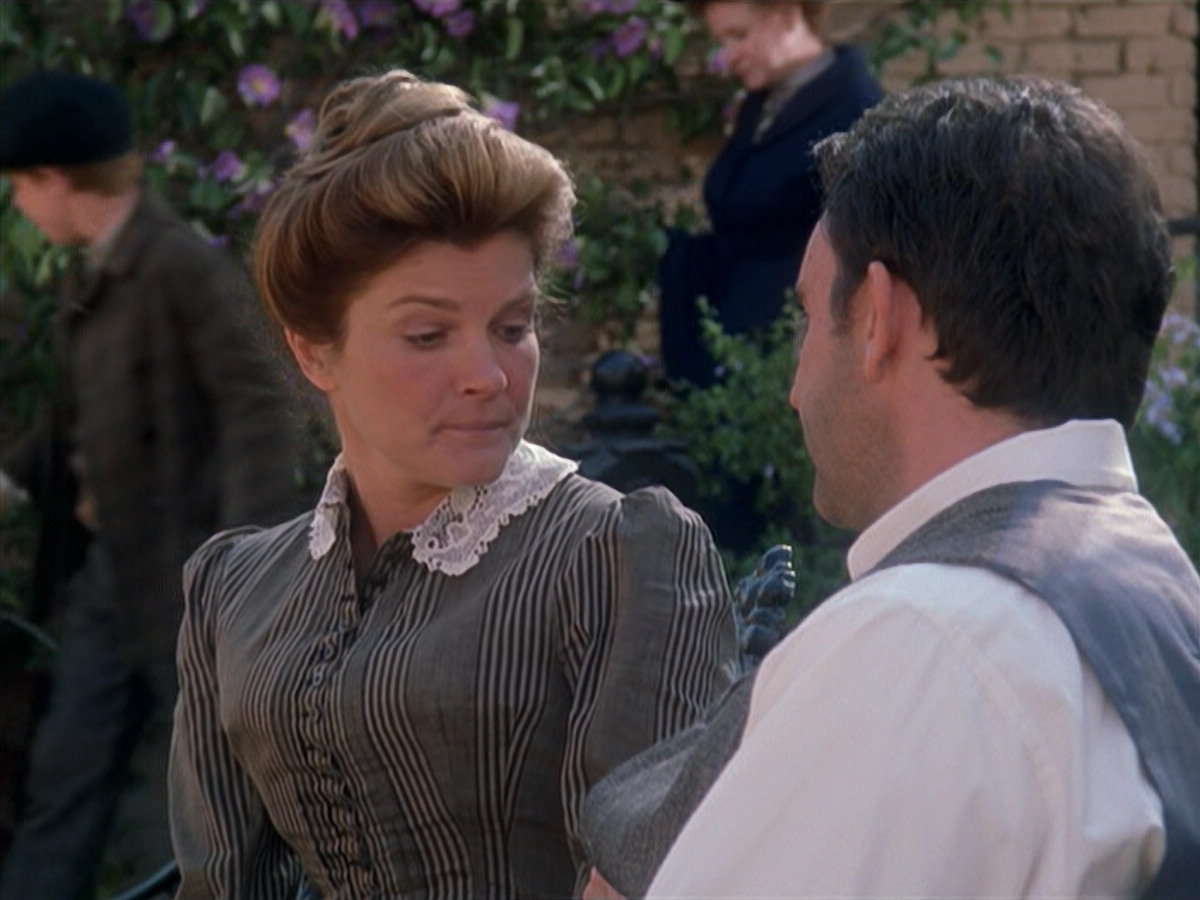 extant_StarTrek_VOY_6x11-FairHaven_01779.jpg