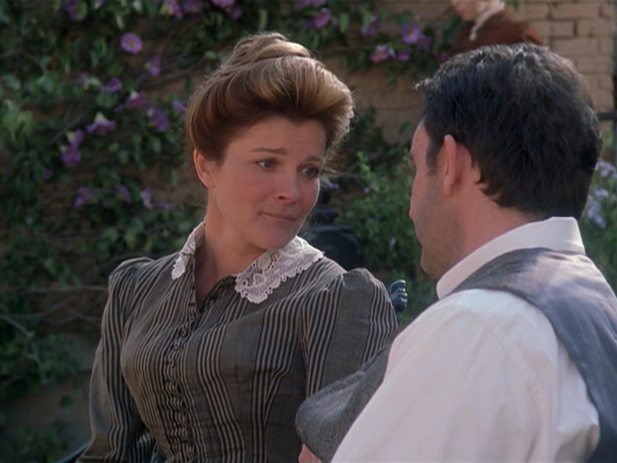 extant_StarTrek_VOY_6x11-FairHaven_01784.jpg