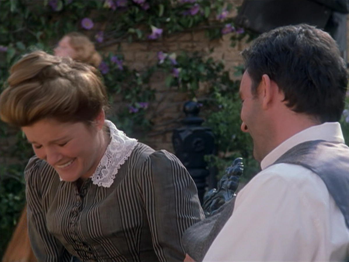 extant_StarTrek_VOY_6x11-FairHaven_01787.jpg