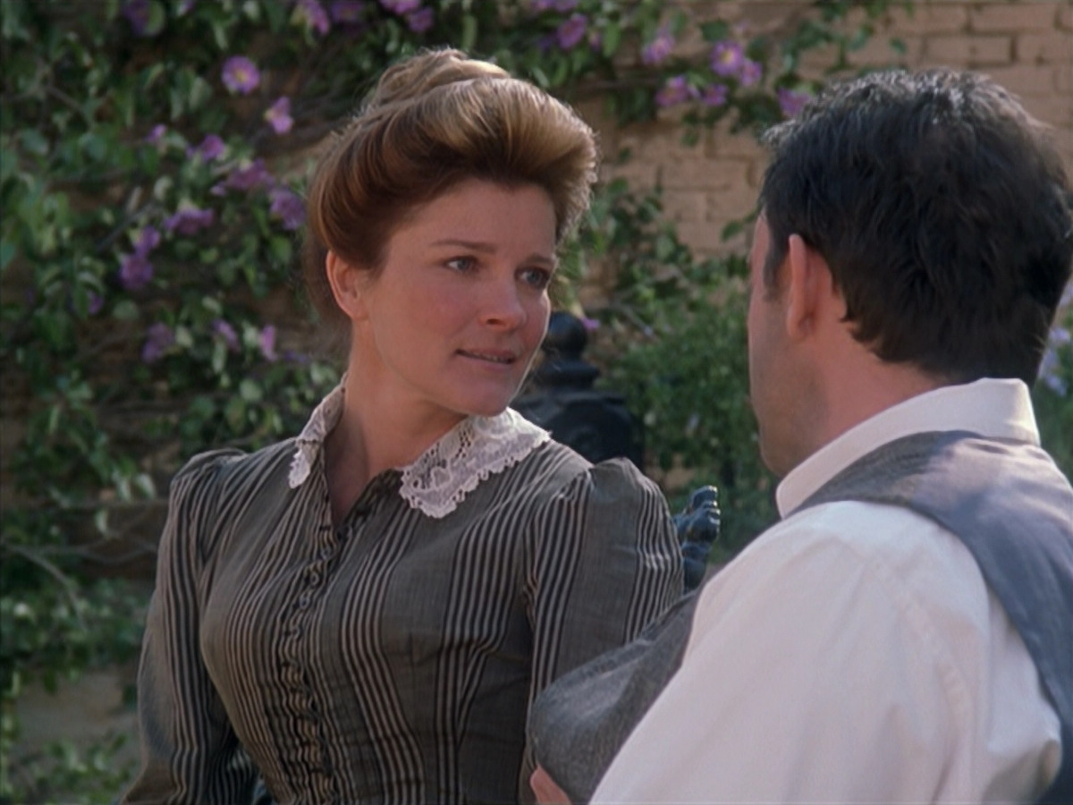 extant_StarTrek_VOY_6x11-FairHaven_01795.jpg