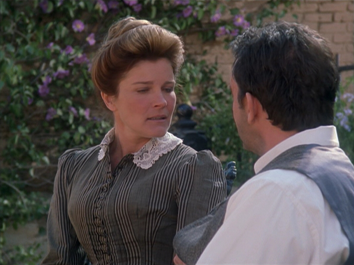 extant_StarTrek_VOY_6x11-FairHaven_01798.jpg