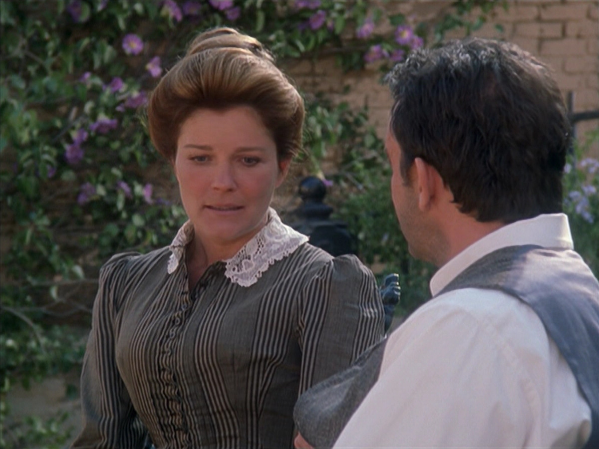 extant_StarTrek_VOY_6x11-FairHaven_01799.jpg