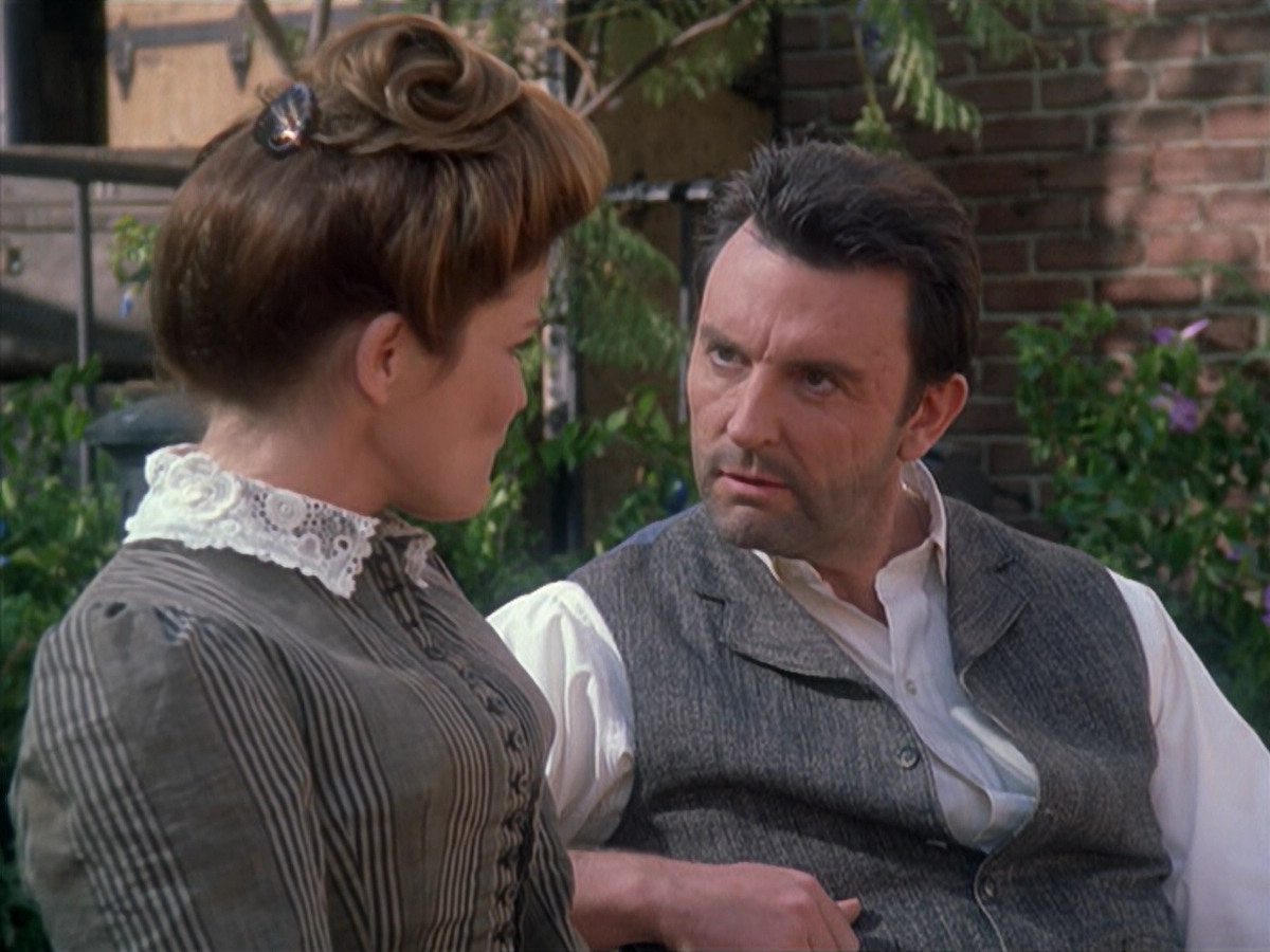 extant_StarTrek_VOY_6x11-FairHaven_01804.jpg