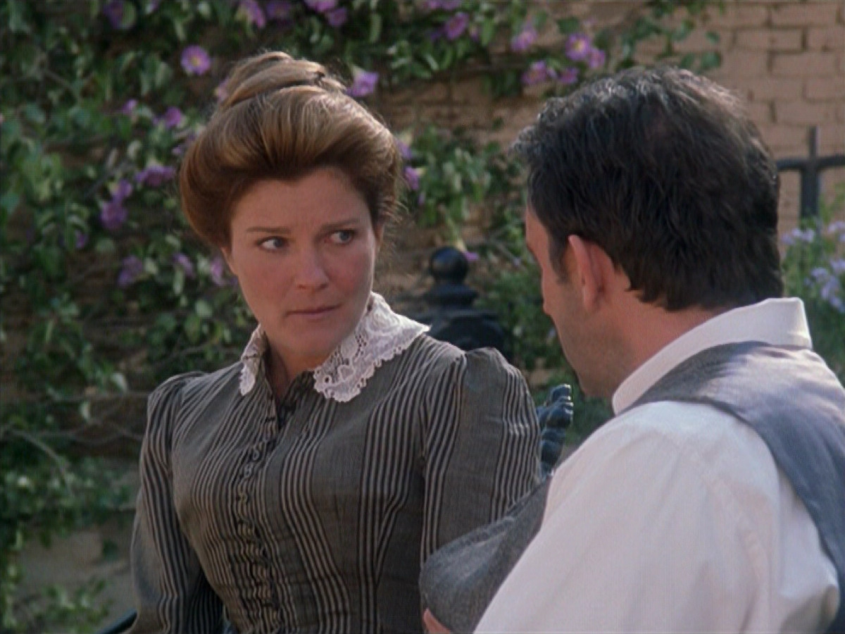 extant_StarTrek_VOY_6x11-FairHaven_01808.jpg