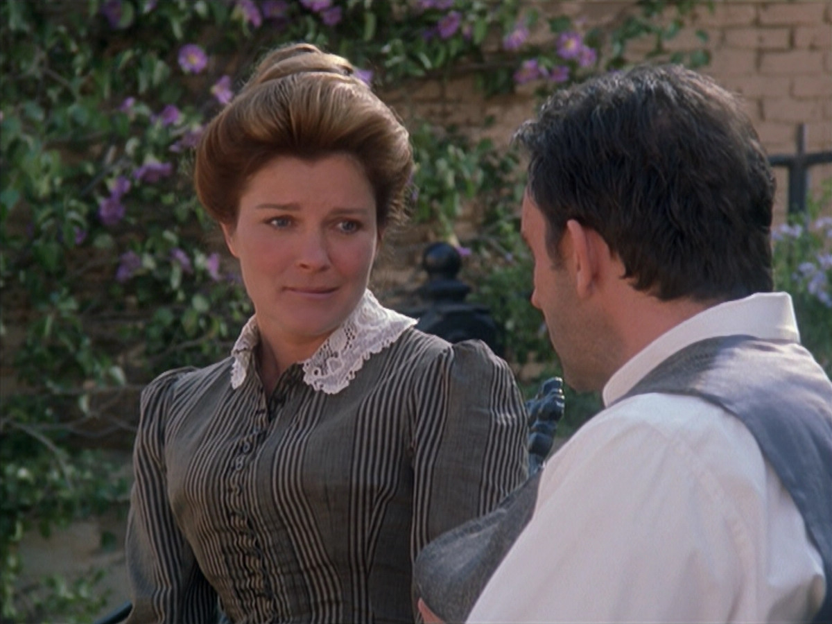 extant_StarTrek_VOY_6x11-FairHaven_01812.jpg
