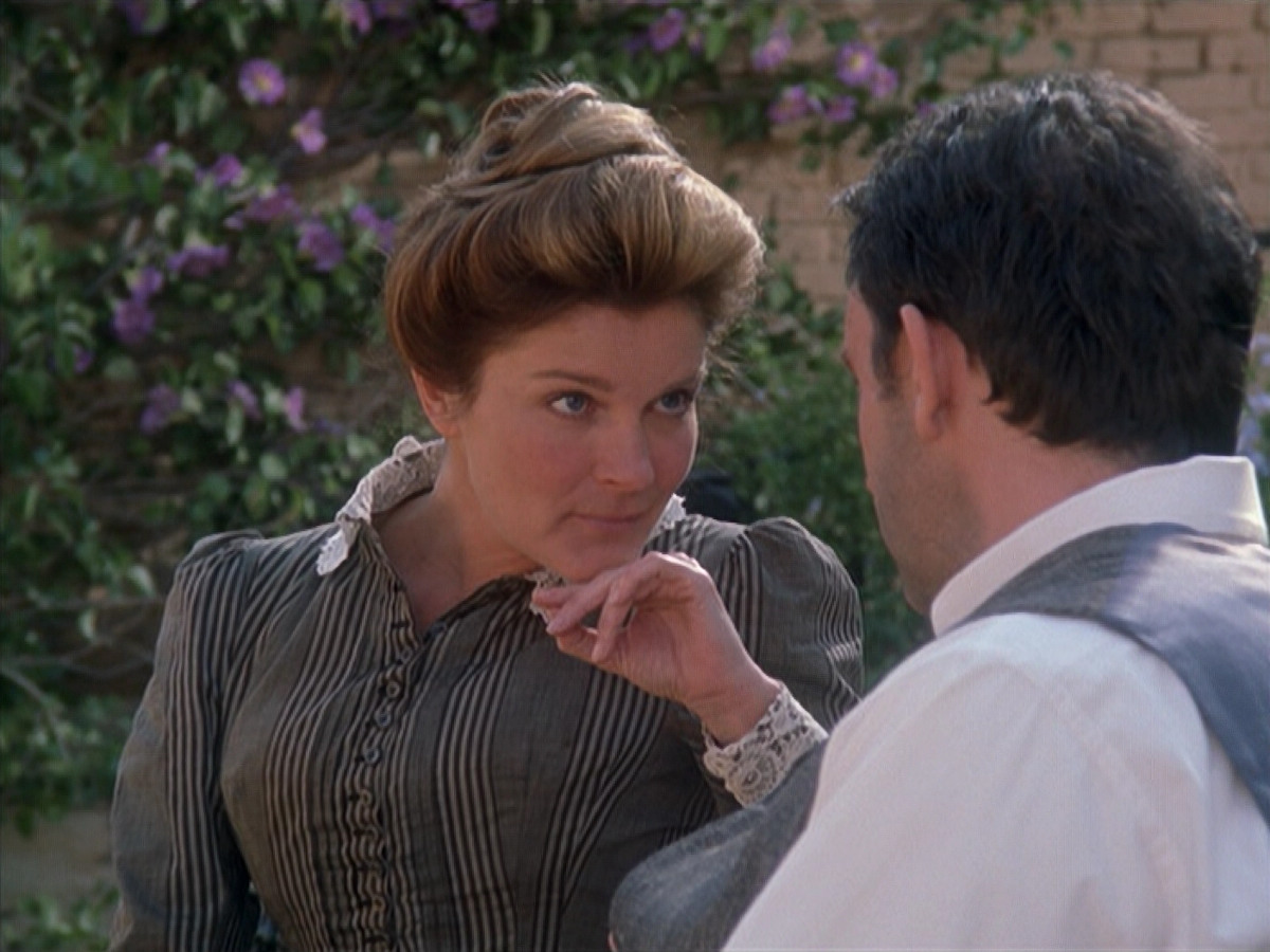 extant_StarTrek_VOY_6x11-FairHaven_01826.jpg