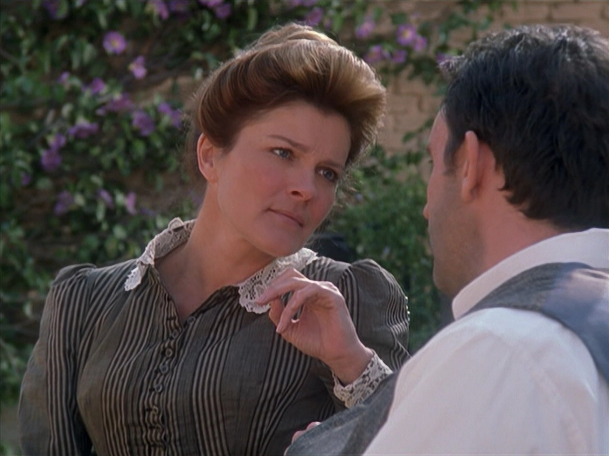 extant_StarTrek_VOY_6x11-FairHaven_01830.jpg