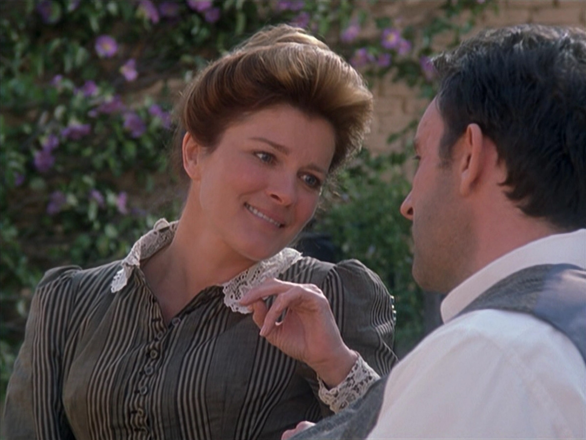 extant_StarTrek_VOY_6x11-FairHaven_01832.jpg