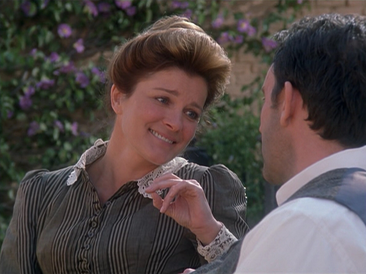 extant_StarTrek_VOY_6x11-FairHaven_01833.jpg