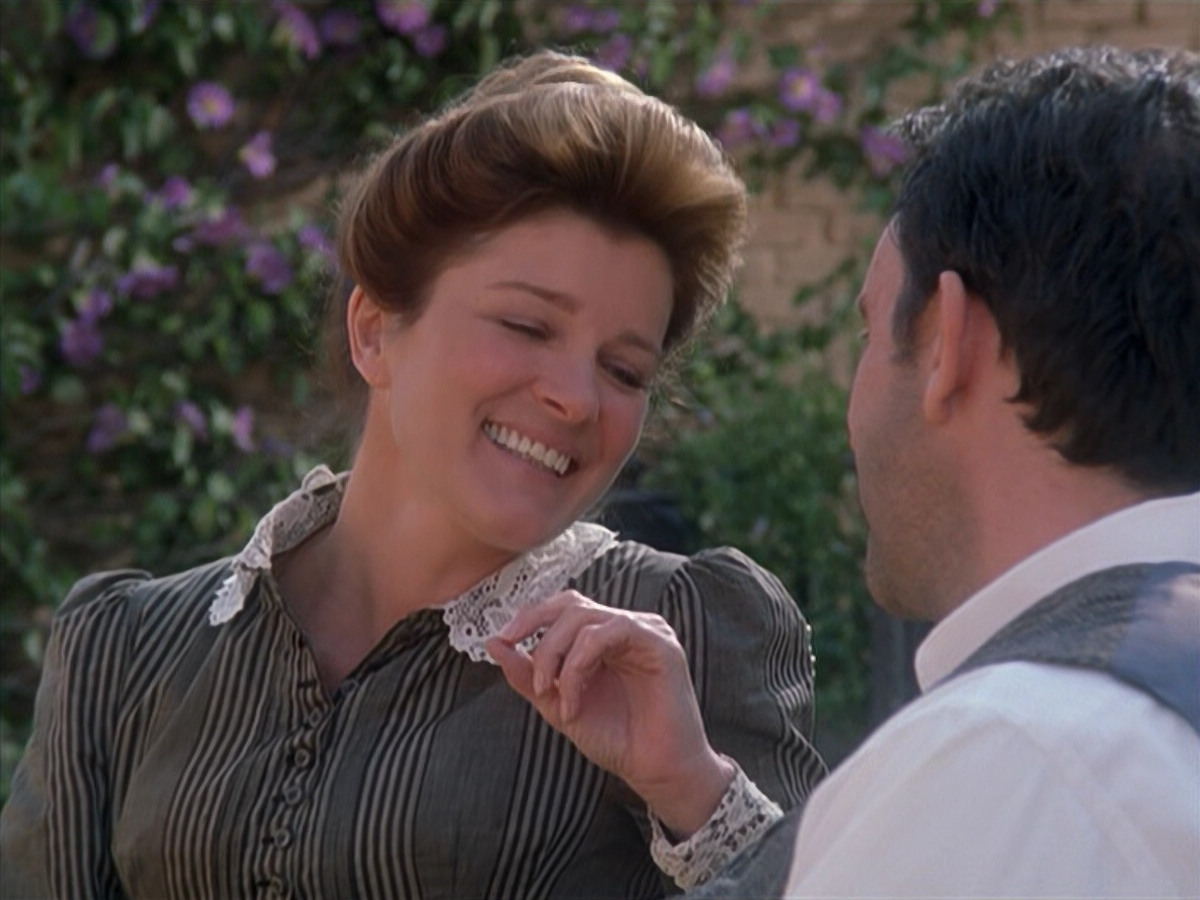 extant_StarTrek_VOY_6x11-FairHaven_01834.jpg
