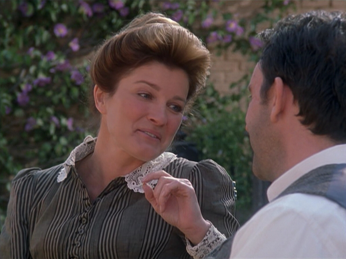 extant_StarTrek_VOY_6x11-FairHaven_01835.jpg