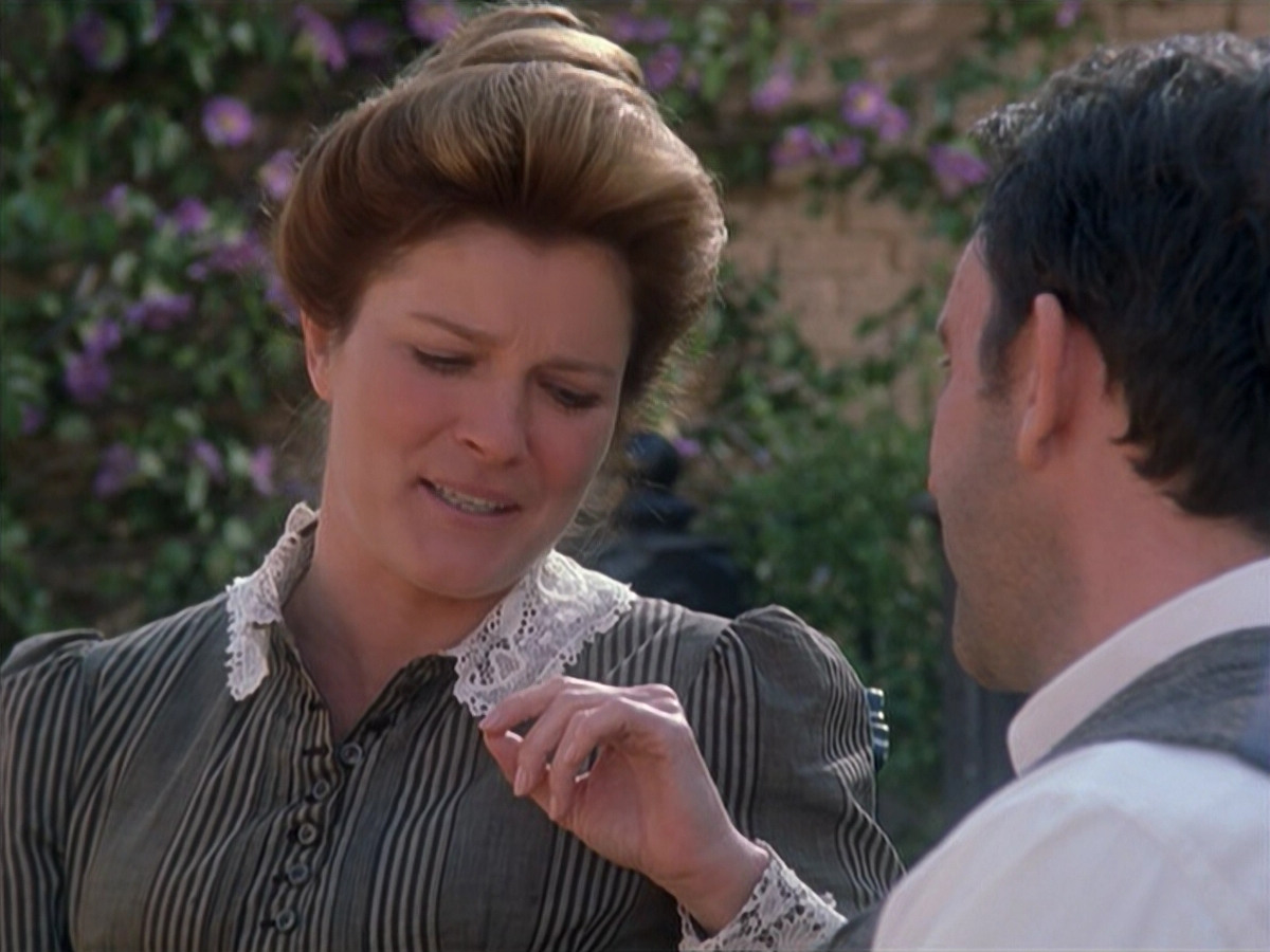 extant_StarTrek_VOY_6x11-FairHaven_01837.jpg