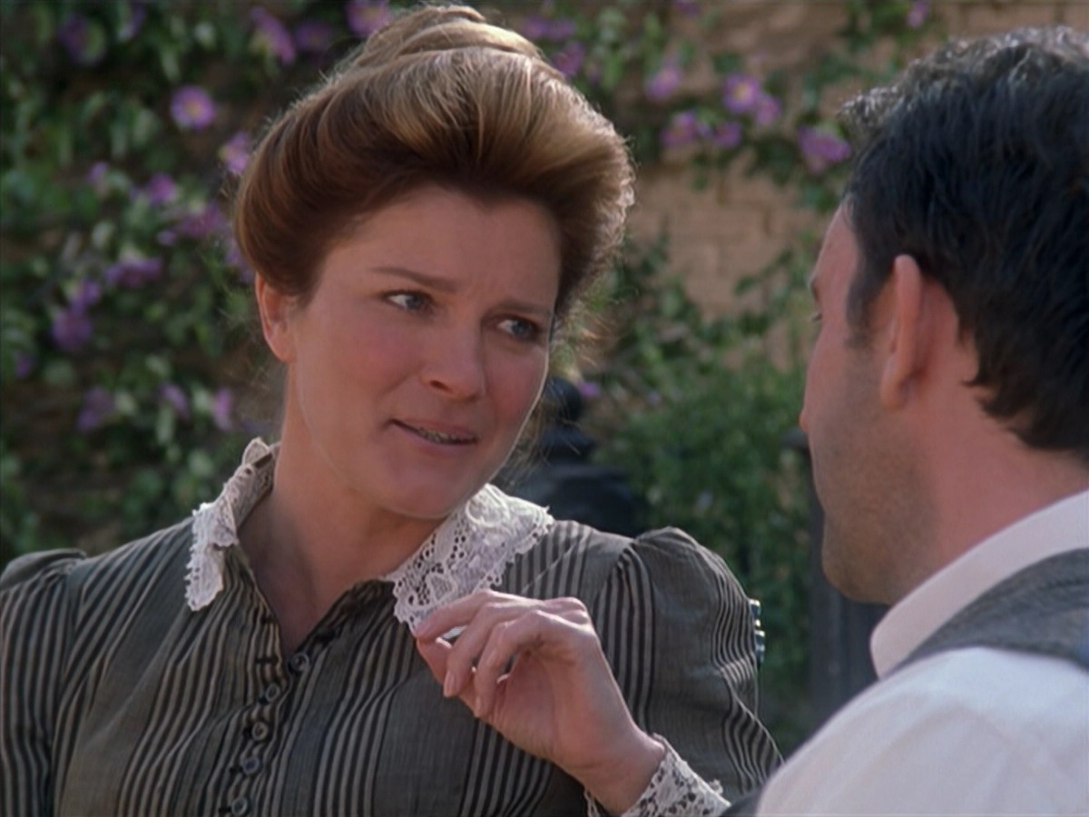 extant_StarTrek_VOY_6x11-FairHaven_01838.jpg