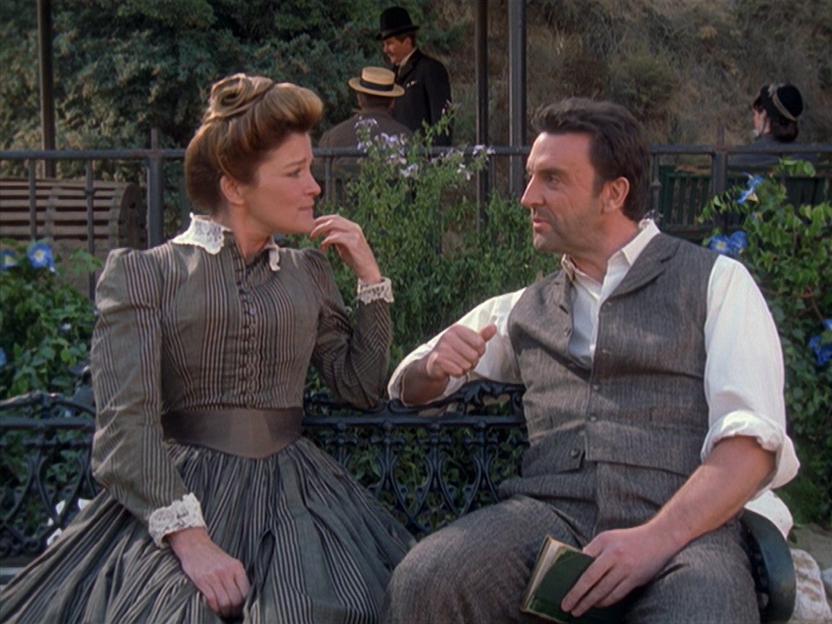 extant_StarTrek_VOY_6x11-FairHaven_01843.jpg