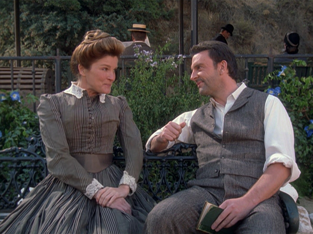 extant_StarTrek_VOY_6x11-FairHaven_01857.jpg