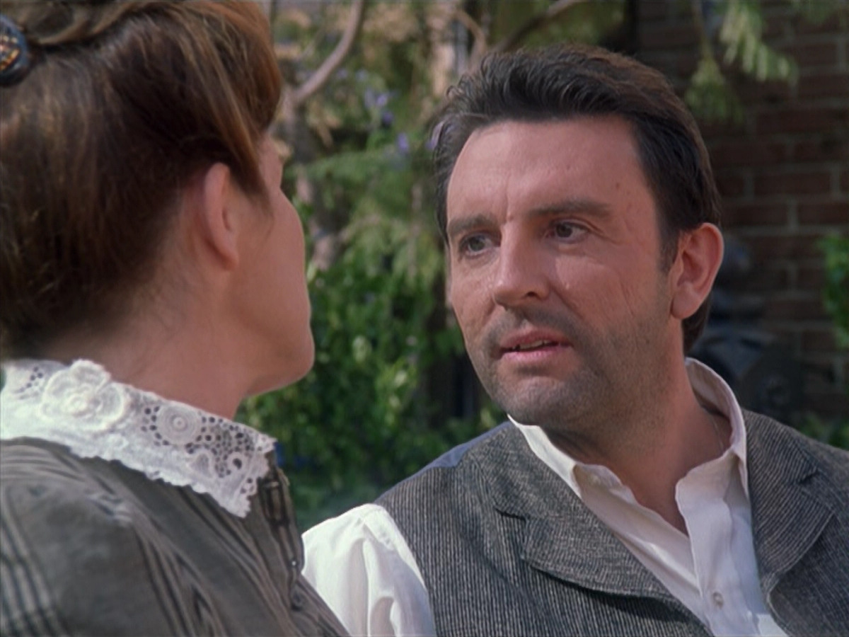 extant_StarTrek_VOY_6x11-FairHaven_01862.jpg