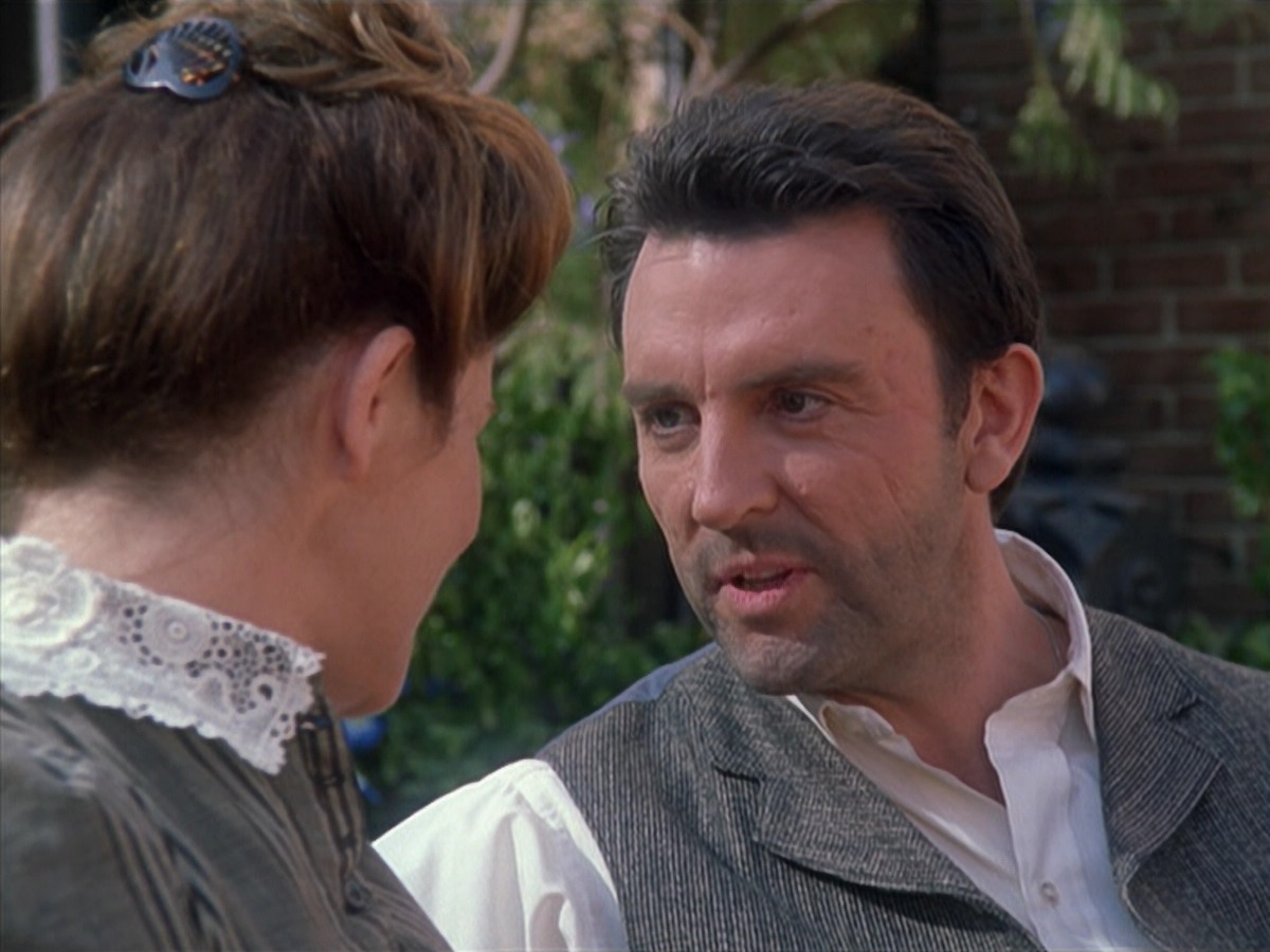 extant_StarTrek_VOY_6x11-FairHaven_01867.jpg