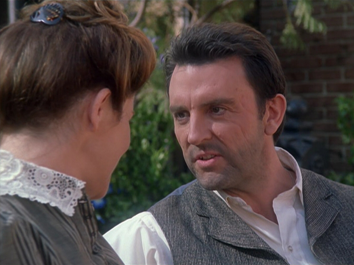 extant_StarTrek_VOY_6x11-FairHaven_01868.jpg