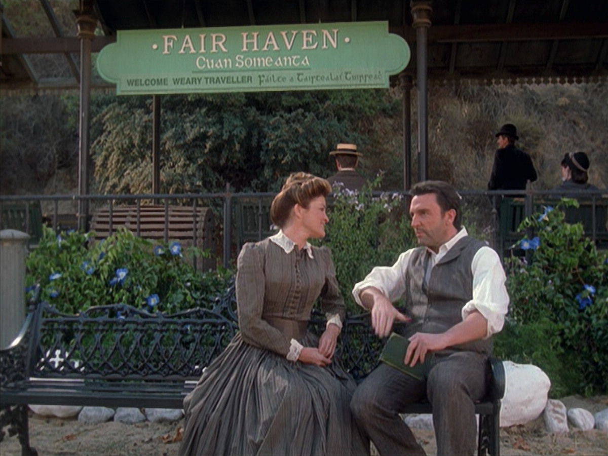 extant_StarTrek_VOY_6x11-FairHaven_01871.jpg
