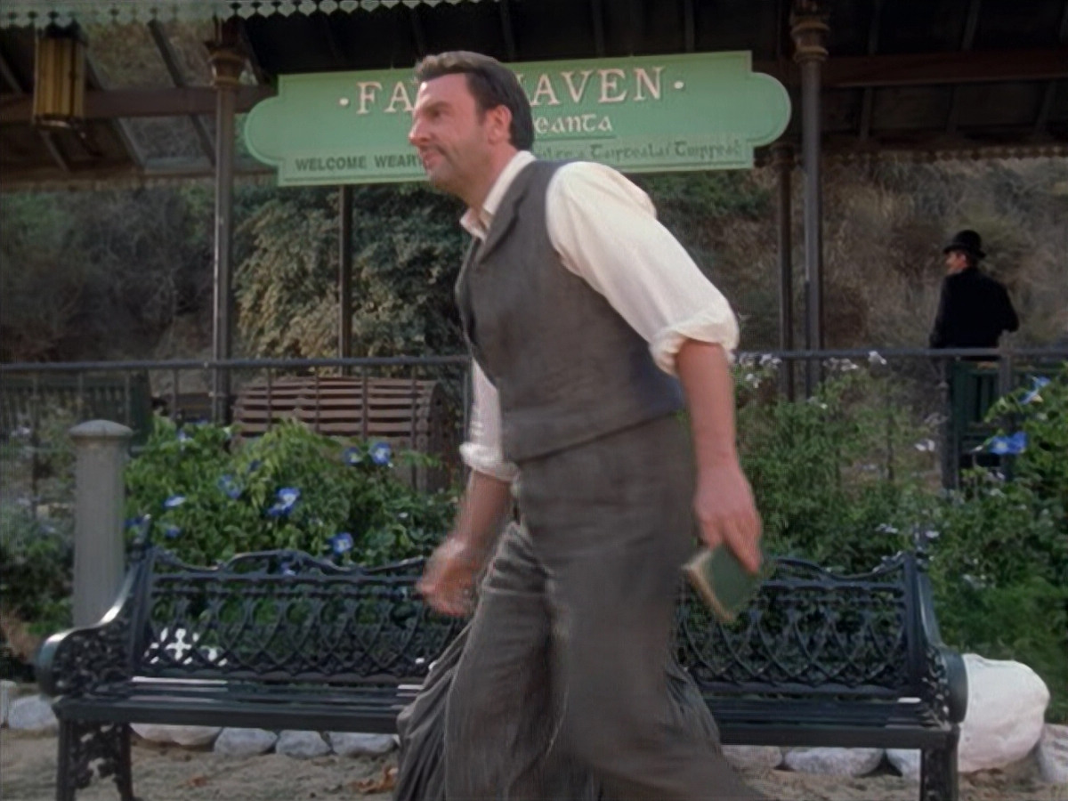 extant_StarTrek_VOY_6x11-FairHaven_01874.jpg