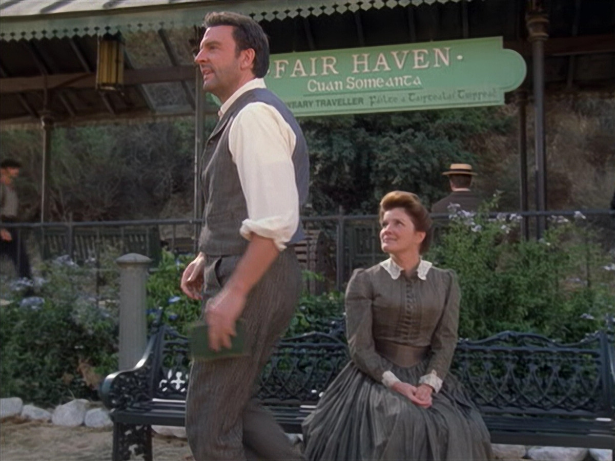 extant_StarTrek_VOY_6x11-FairHaven_01875.jpg