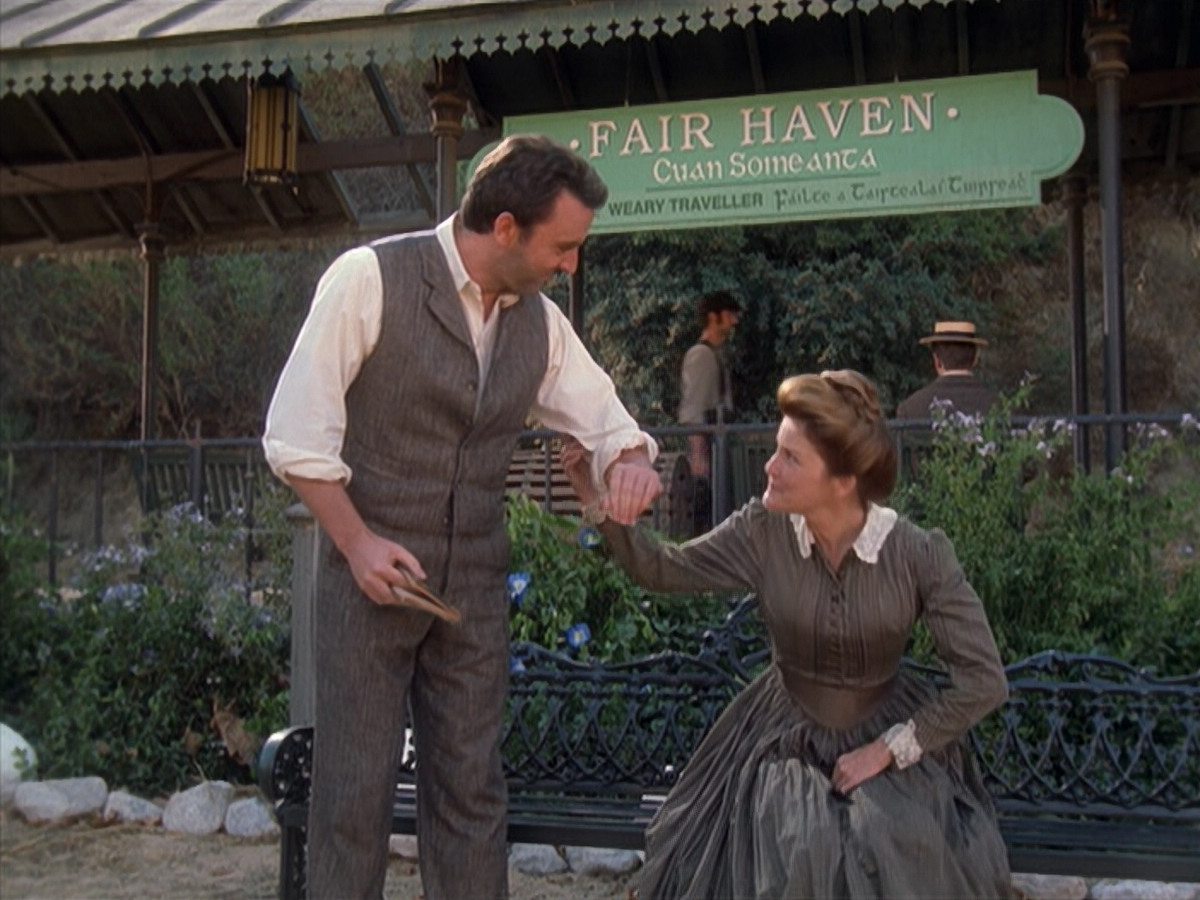 extant_StarTrek_VOY_6x11-FairHaven_01879.jpg